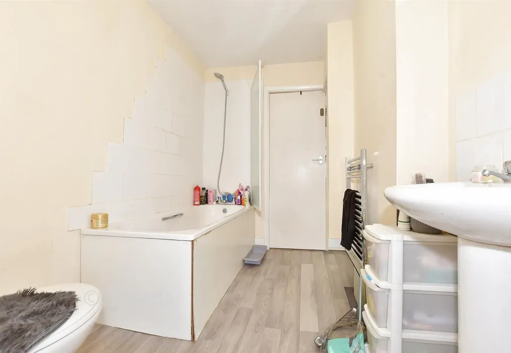 Bathroom - Guildhall Street, Folkestone, Kent - Wards of Kent