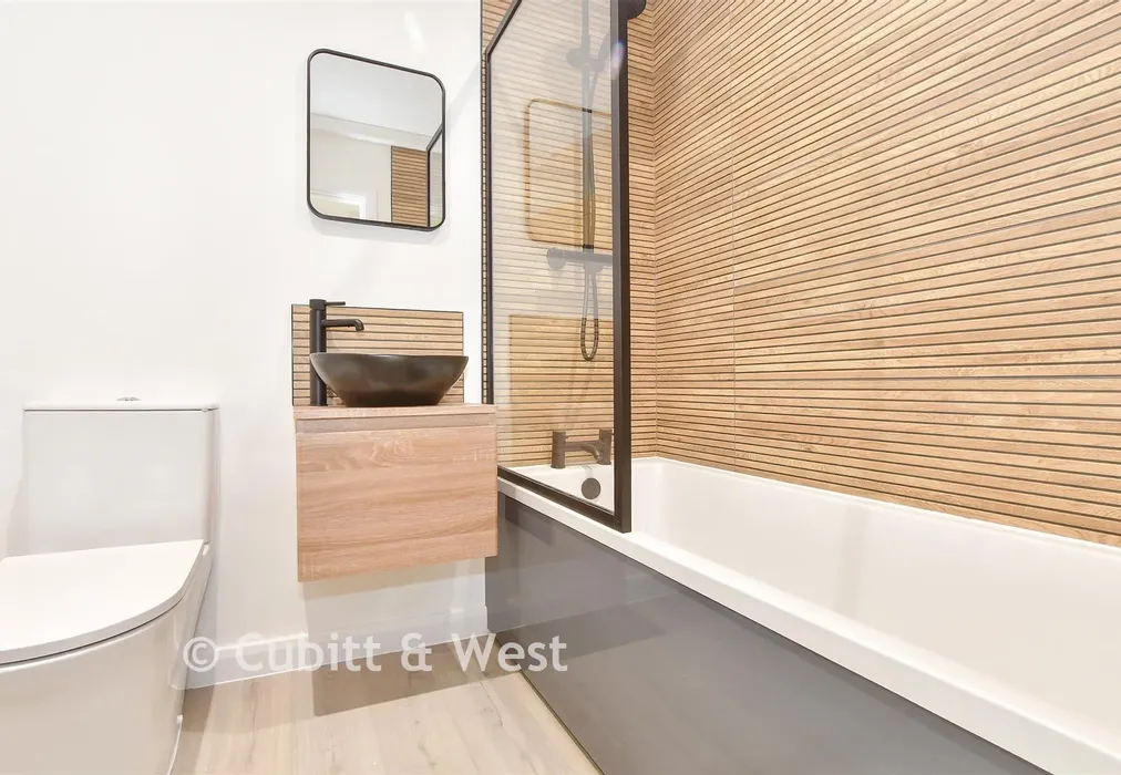 Bathroom - Crescent Drive North, Woodingdean, Brighton, East Sussex - Wards of Kent