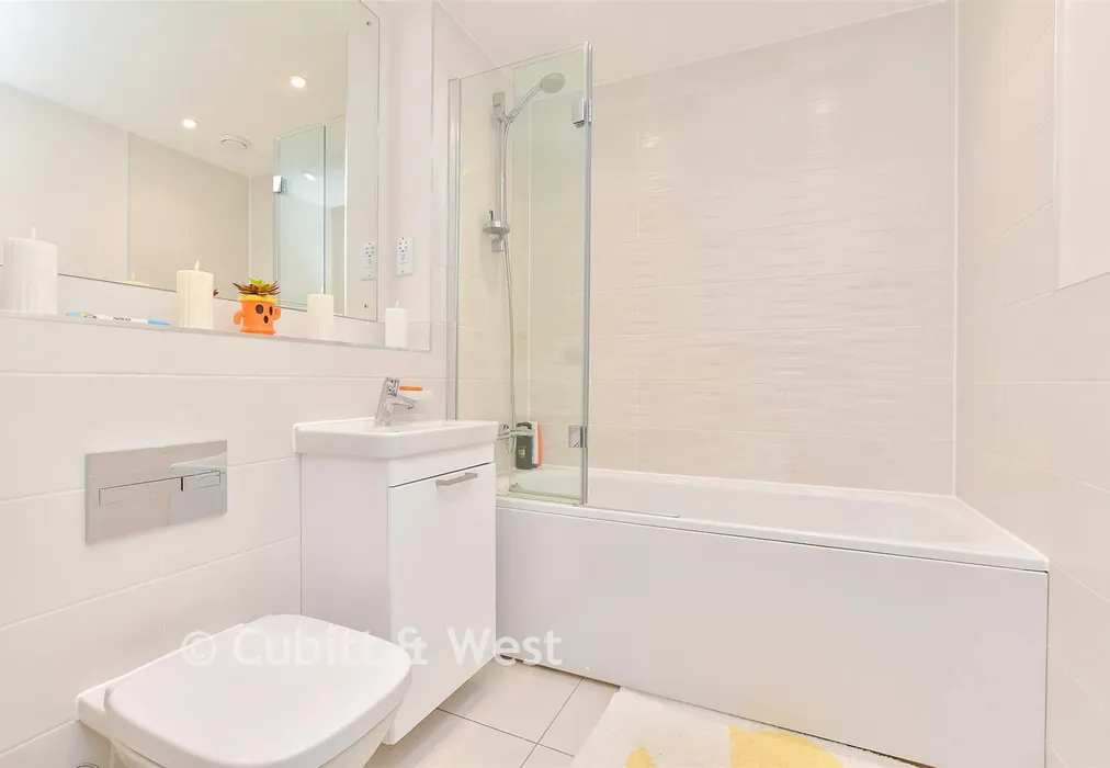 Bathroom - William Way, Godstone, Surrey - Wards of Kent
