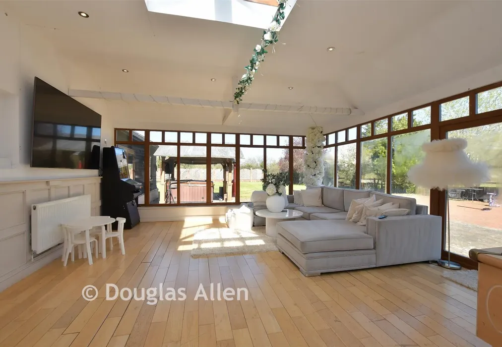 Games Room - Ashwells Road, Pilgrims Hatch, Brentwood, Essex - Wards of Kent