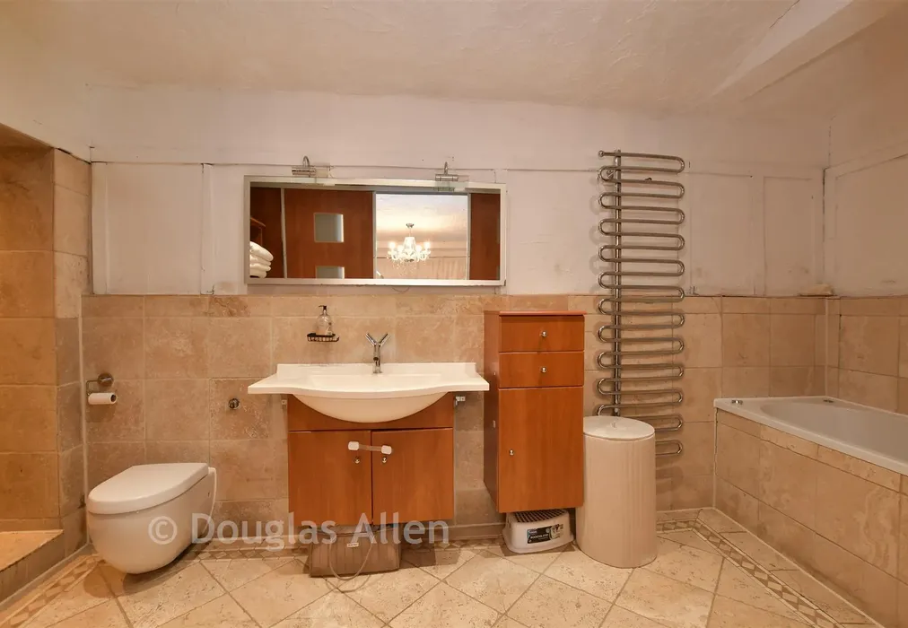 En-Suite - Ashwells Road, Pilgrims Hatch, Brentwood, Essex - Wards of Kent