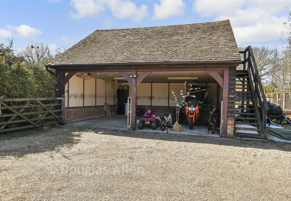 Garage - Ashwells Road, Pilgrims Hatch, Brentwood, Essex - Wards of Kent