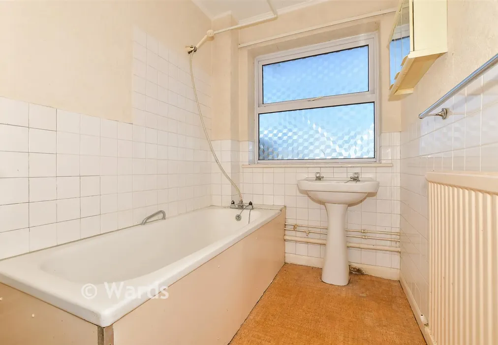 Bathroom - Tankerton Road, Whitstable, Kent - Wards of Kent