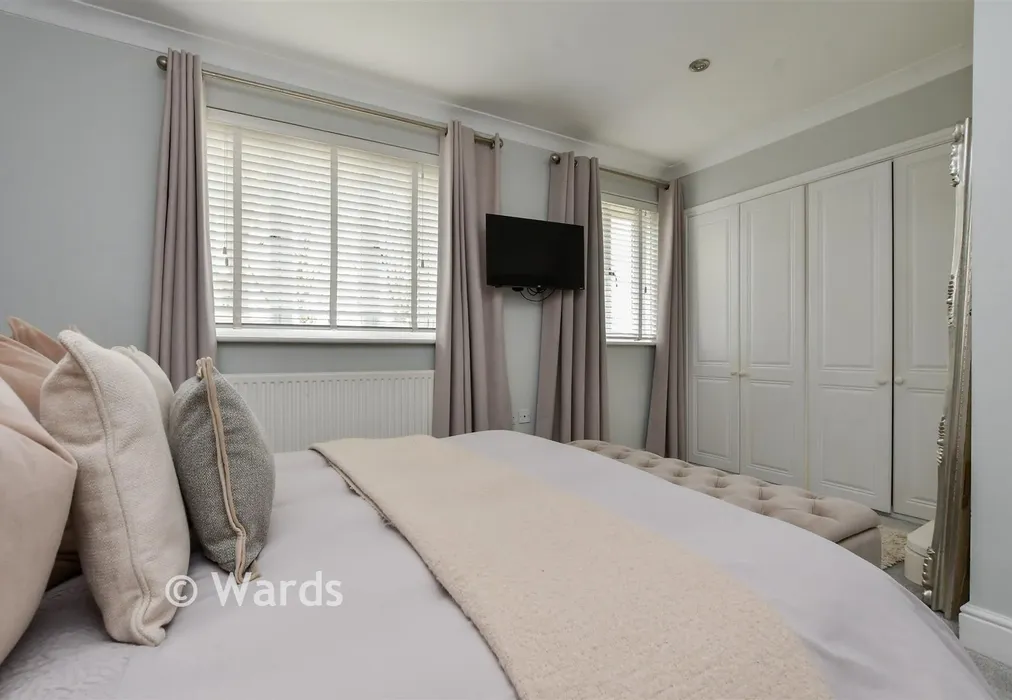 Bedroom 1 - Updown Way, Chartham, Canterbury, Kent - Wards of Kent