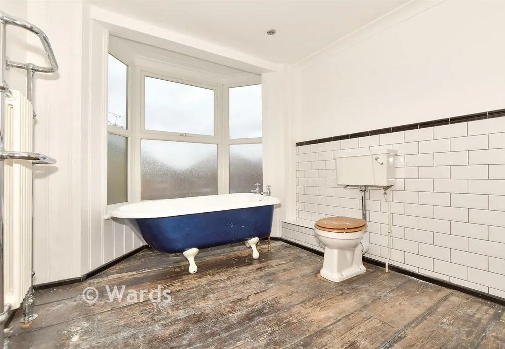 Bathroom - West Cliff Road, Ramsgate, Kent - Wards of Kent