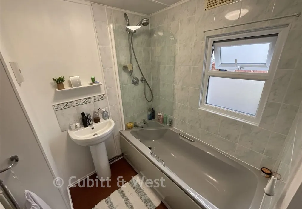 En-Suite - Laburnum Court, Smallfield, Horley, Surrey - Wards of Kent