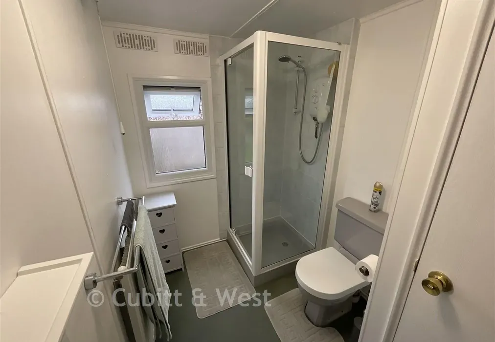Family Bathroom - Laburnum Court, Smallfield, Horley, Surrey - Wards of Kent