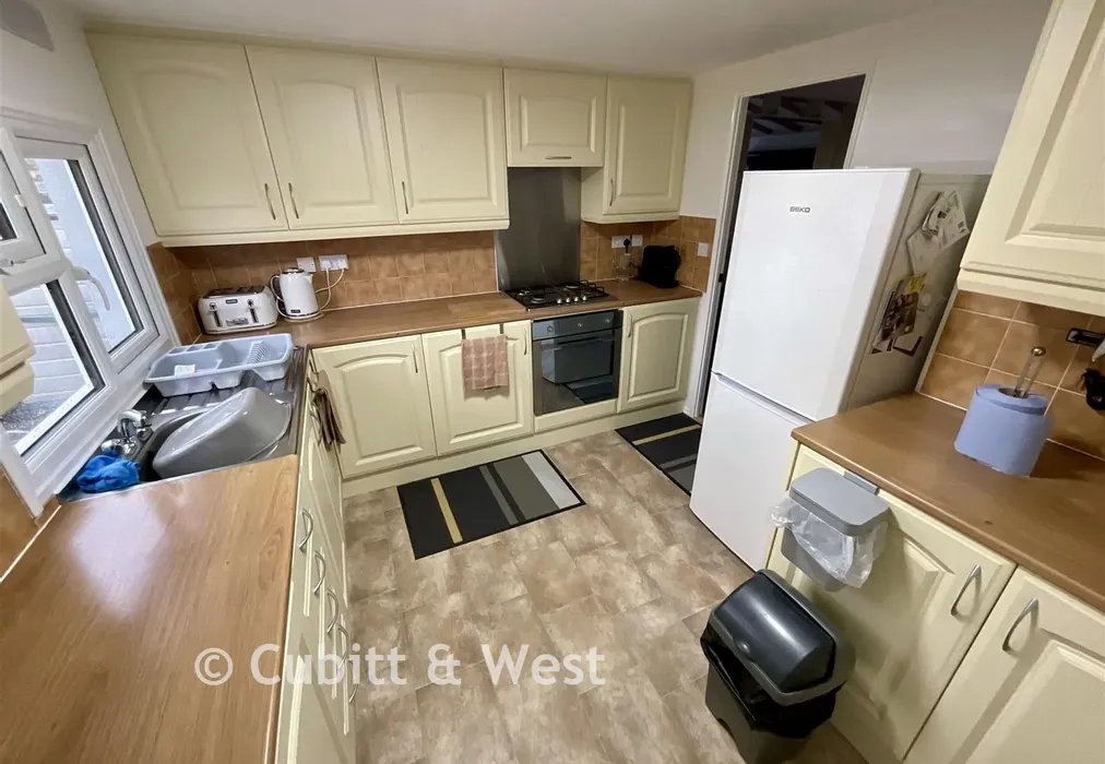 Kitchen - Laburnum Court, Smallfield, Horley, Surrey - Wards of Kent