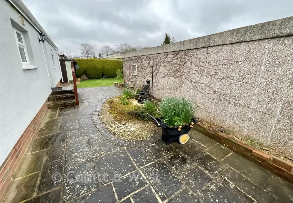 Rear Garden - Laburnum Court, Smallfield, Horley, Surrey - Wards of Kent