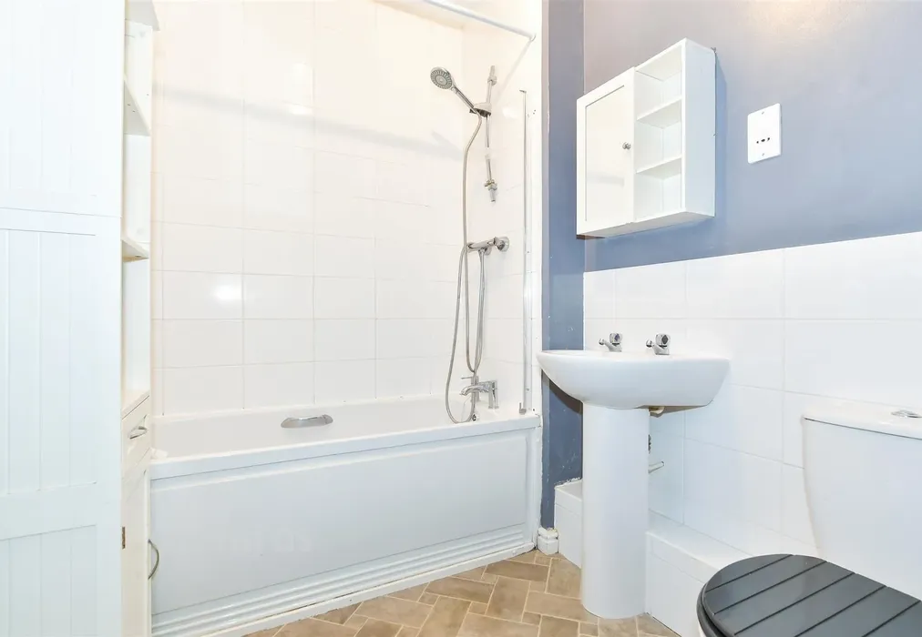 Bathroom - Roman Way, Boughton Monchelsea, Maidstone, Kent - Wards of Kent