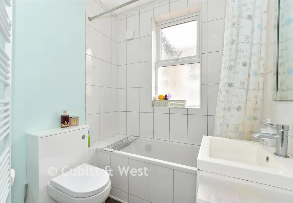 Bathroom - North End Avenue, Portsmouth, Hampshire - Wards of Kent