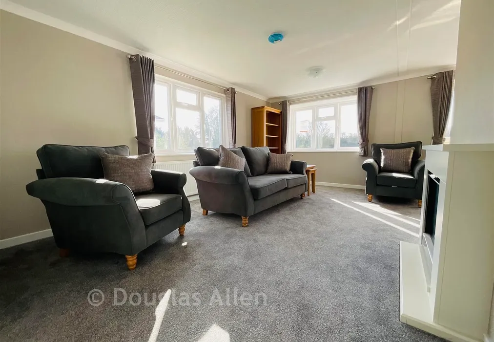 Lounge/Diner - Hawk Hill, Battlesbridge, Wickford, Essex - Wards of Kent