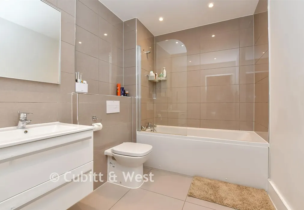 Bathroom - Mill Green Road, Mitcham Junction, Mitcham, Surrey - Wards of Kent