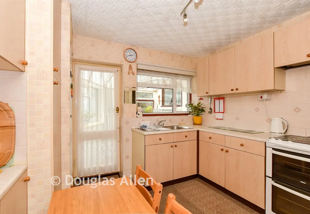 Kitchen - Romney Road, Billericay, Essex - Wards of Kent