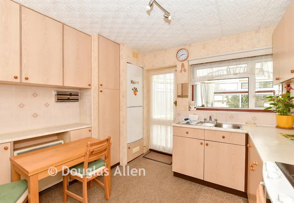 Kitchen - Romney Road, Billericay, Essex - Wards of Kent