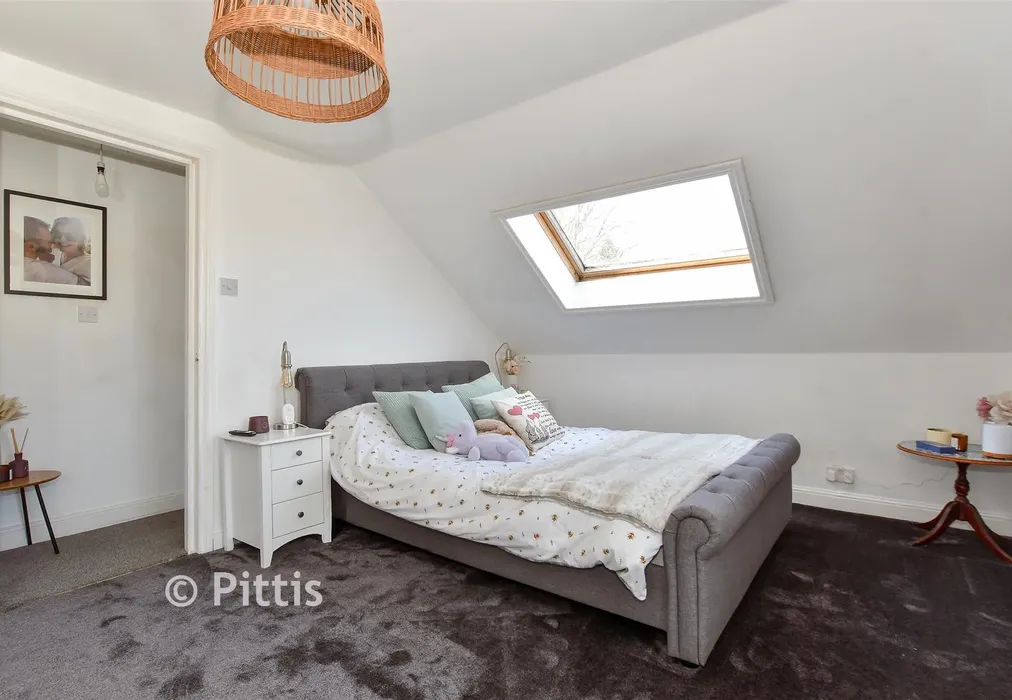 Loft Room - Whitepit Lane, Newport, Isle of Wight - Wards of Kent