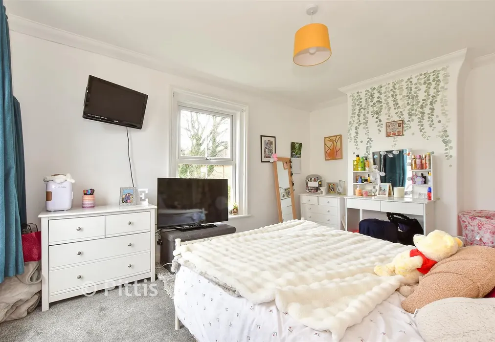 Bedroom 1 - Whitepit Lane, Newport, Isle of Wight - Wards of Kent