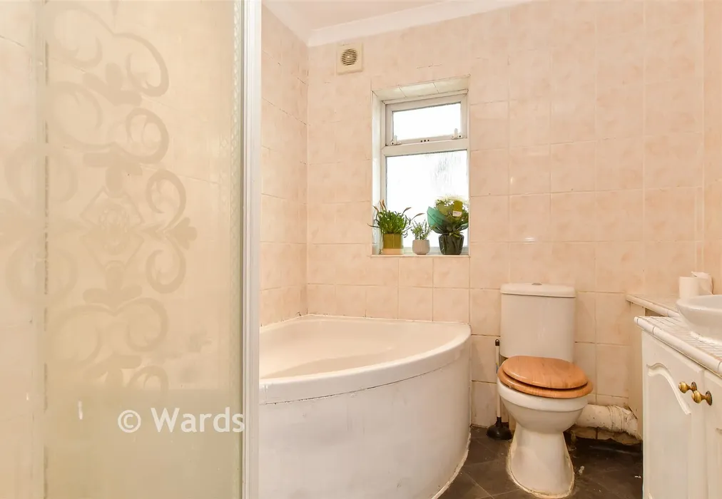 Bathroom - Great Queen Street, Dartford, Kent - Wards of Kent