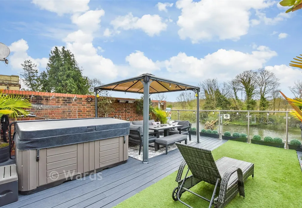Side Garden - Waterside Quay, Aylesford, Kent - Wards of Kent