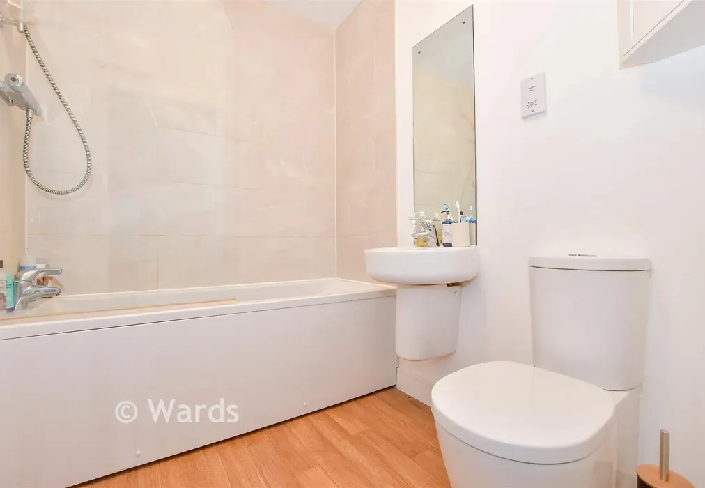 Bathroom - Albion Drive, Larkfield, Kent - Wards of Kent