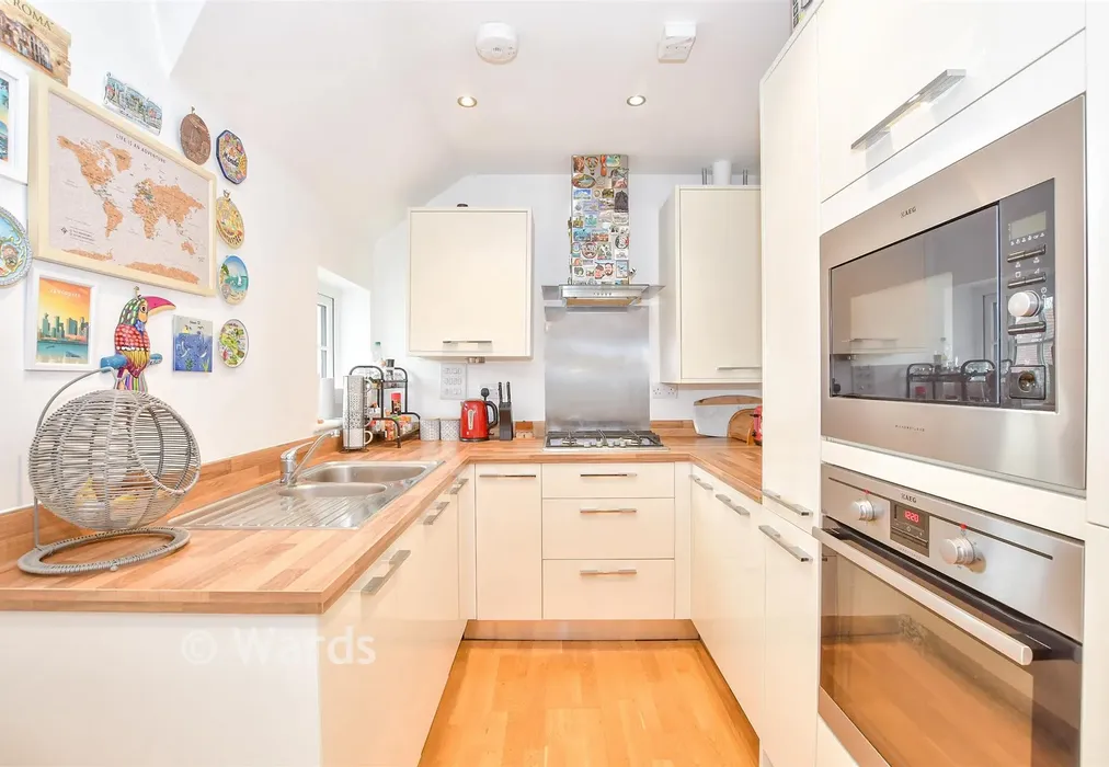 Kitchen - Albion Drive, Larkfield, Kent - Wards of Kent