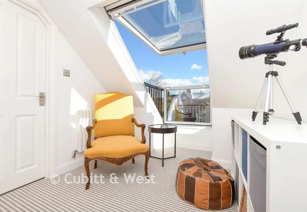 Landing - Grange Close, Merstham, Surrey - Wards of Kent