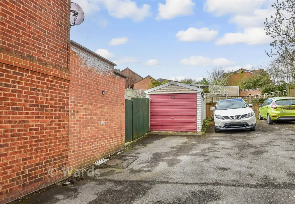 Garage - The Quern, Maidstone, Kent - Wards of Kent