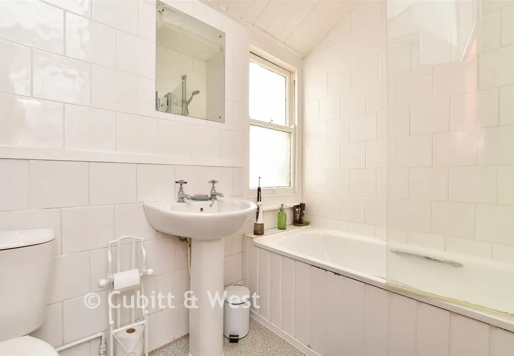 Bathroom - Waldegrave Road, Brighton, East Sussex - Wards of Kent