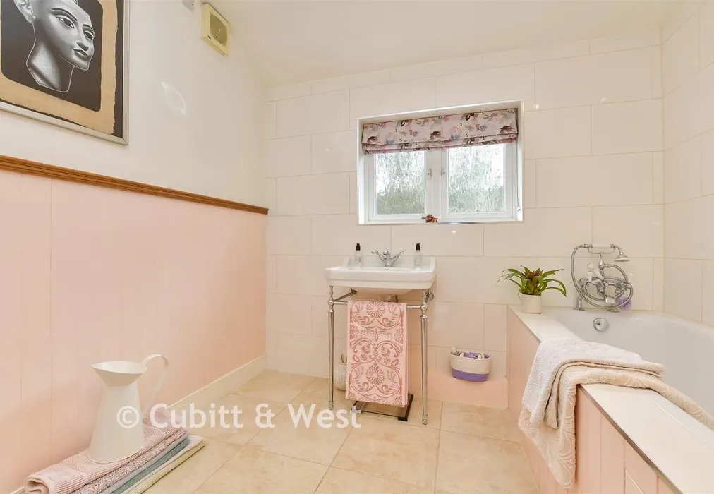 Bathroom - Purley Park Road, Purley, Surrey - Wards of Kent