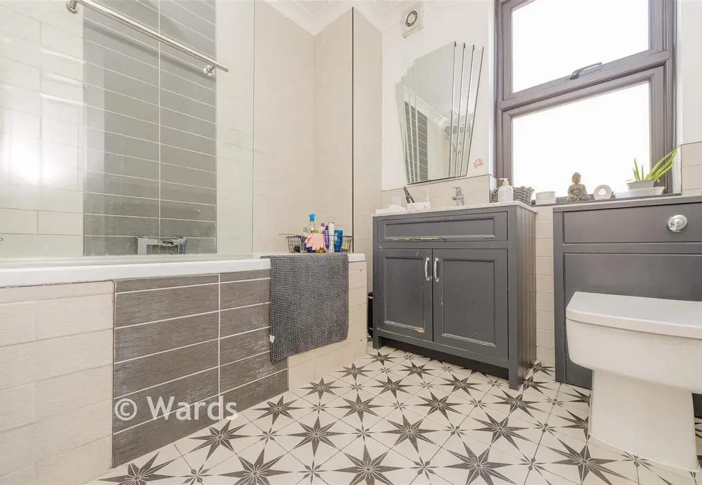 Bathroom - Sussex Road, Dartford, Kent - Wards of Kent