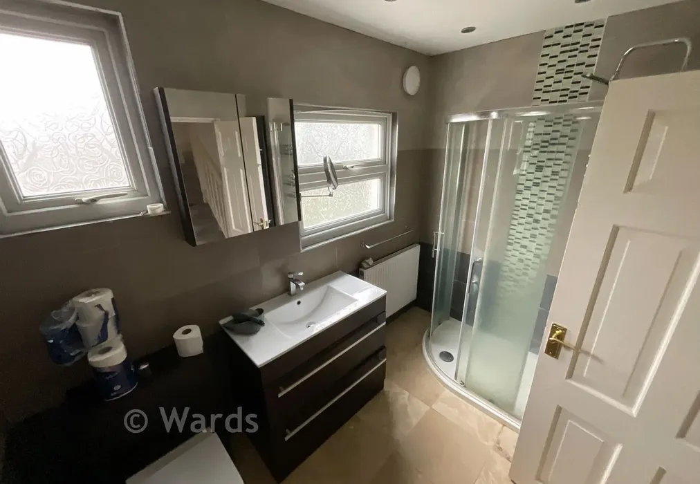 Bathroom - Parrock Avenue, Gravesend, Kent - Wards of Kent