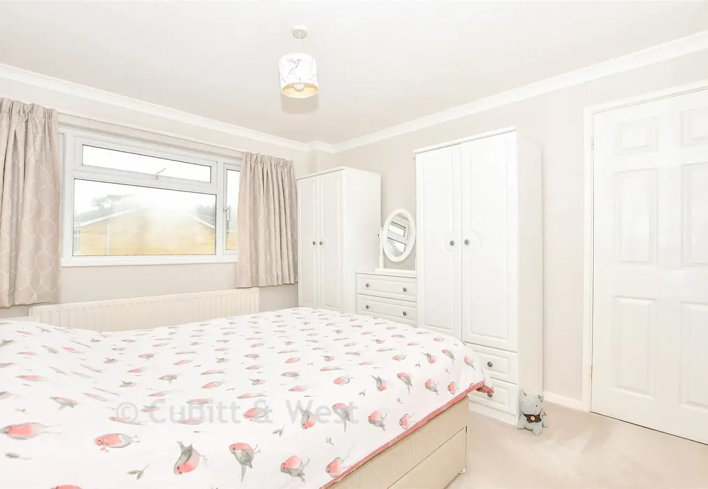Bedroom 1 - Wraysbury Park Drive, Emsworth, Hampshire - Wards of Kent