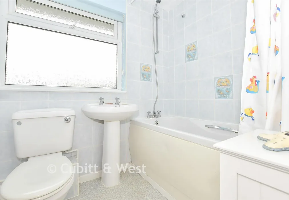 Bathroom - Wraysbury Park Drive, Emsworth, Hampshire - Wards of Kent