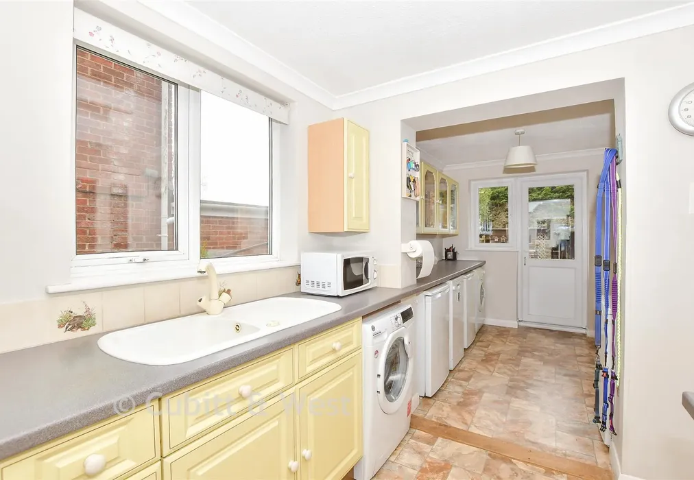 Kitchen - Wraysbury Park Drive, Emsworth, Hampshire - Wards of Kent