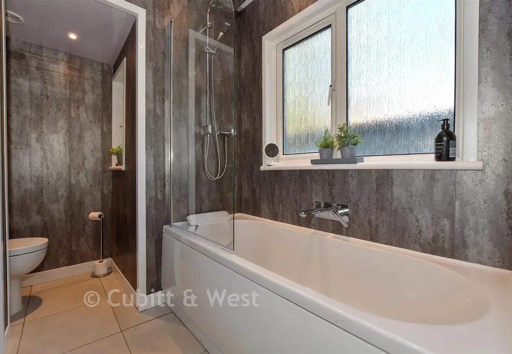 Bathroom - Wellington Road, Horsham, West Sussex - Wards of Kent