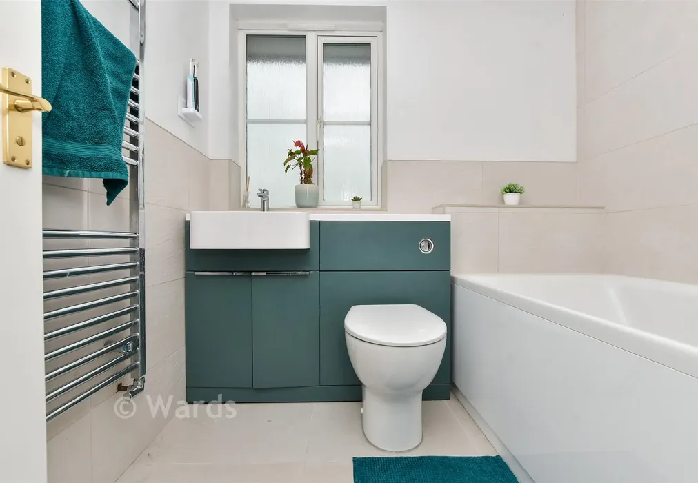Bathroom - Puffin Road, Herne Bay, Kent - Wards of Kent