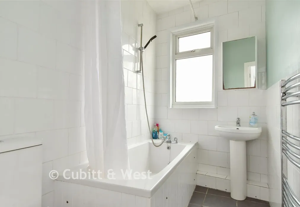 Bathroom - Upper Hollingdean Road, Brighton, East Sussex - Wards of Kent