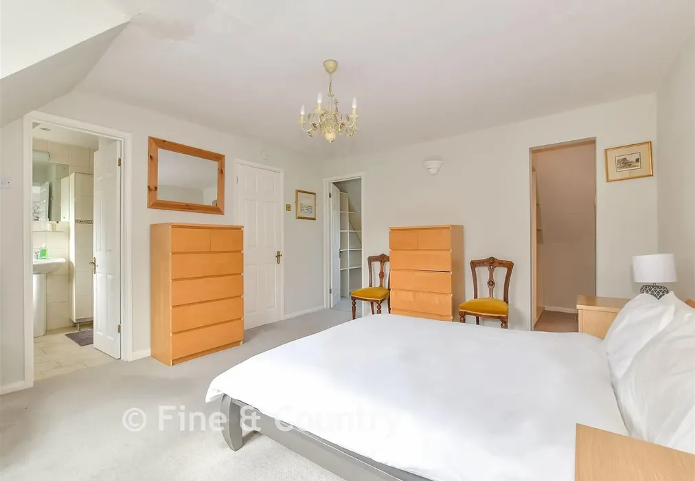 Main Bedroom - The Drove, Fordwich, Canterbury, Kent - Wards of Kent