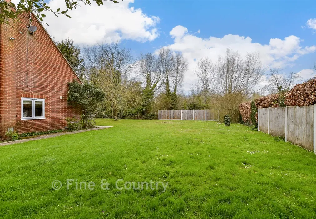 Side Garden - The Drove, Fordwich, Canterbury, Kent - Wards of Kent