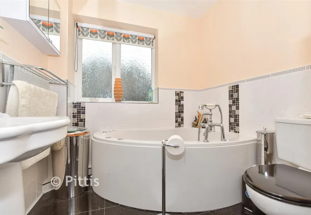Bathroom - Stonelands Park, Ryde, Isle of Wight - Wards of Kent