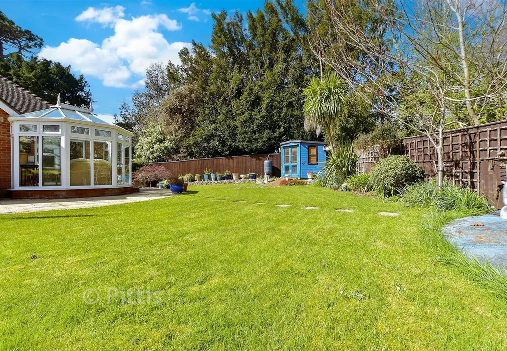 Rear Garden - Stonelands Park, Ryde, Isle of Wight - Wards of Kent