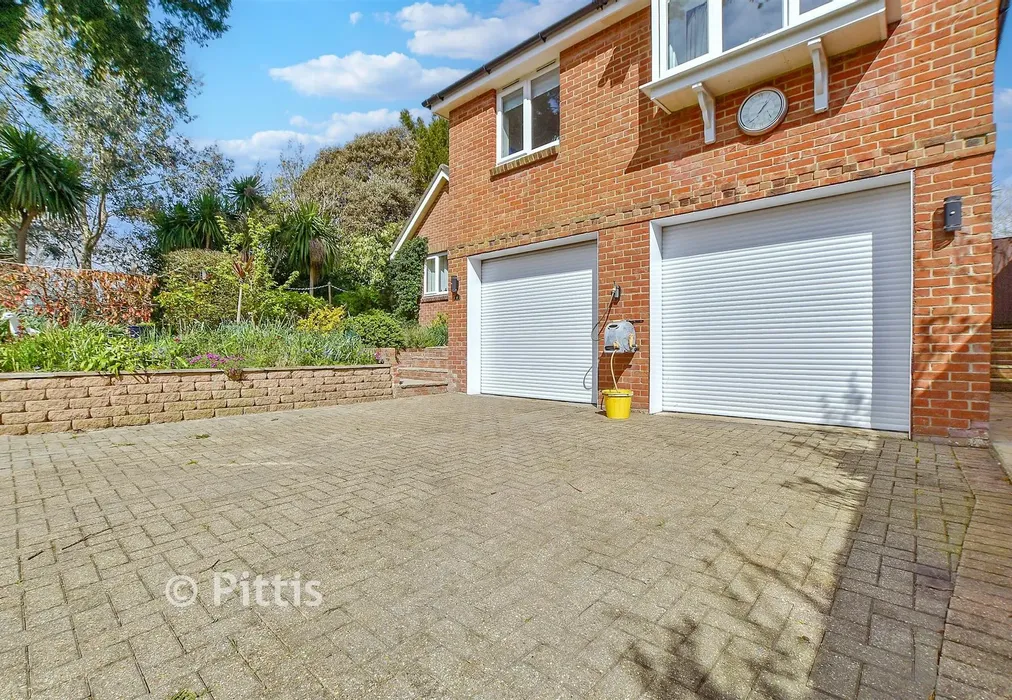 Driveway/Parking - Stonelands Park, Ryde, Isle of Wight - Wards of Kent