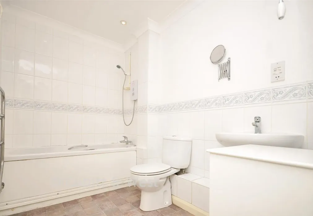 Bathroom - High Street, Cosham, Portsmouth, Hampshire - Wards of Kent