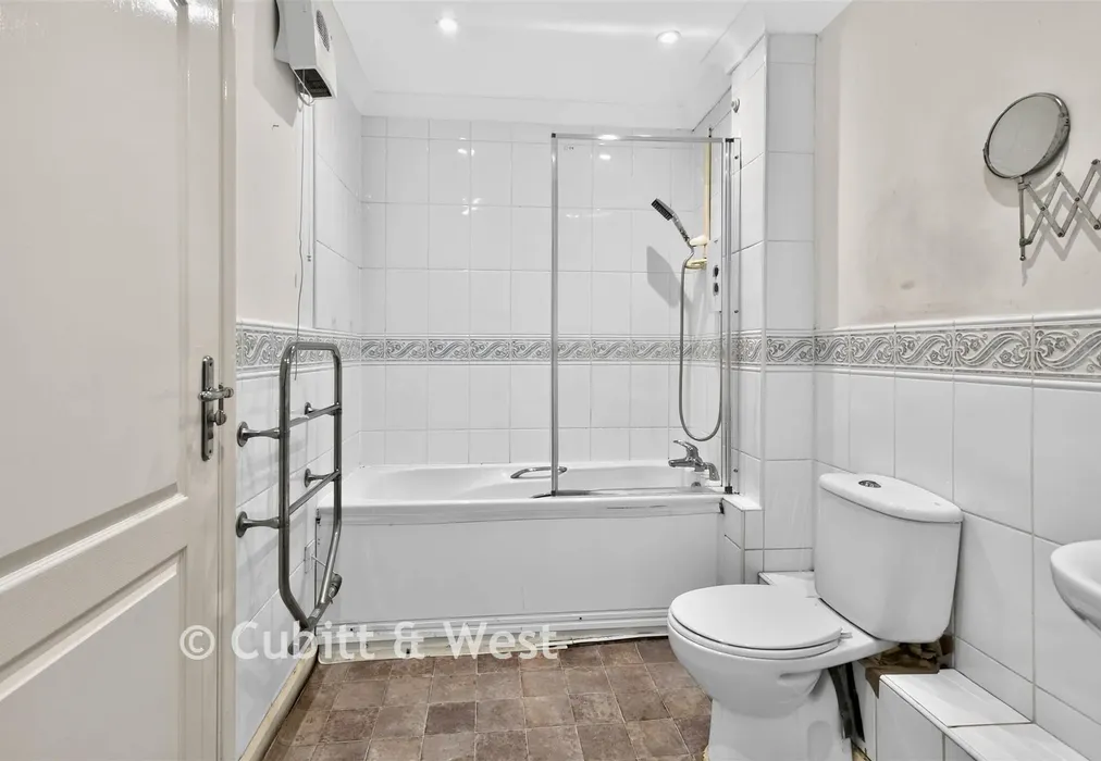 Bathroom - High Street, Cosham, Portsmouth, Hampshire - Wards of Kent