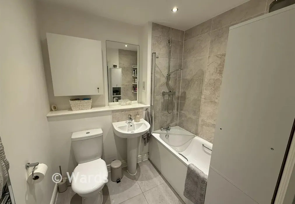 Bathroom - Chimney Avenue, Maidstone, Kent - Wards of Kent