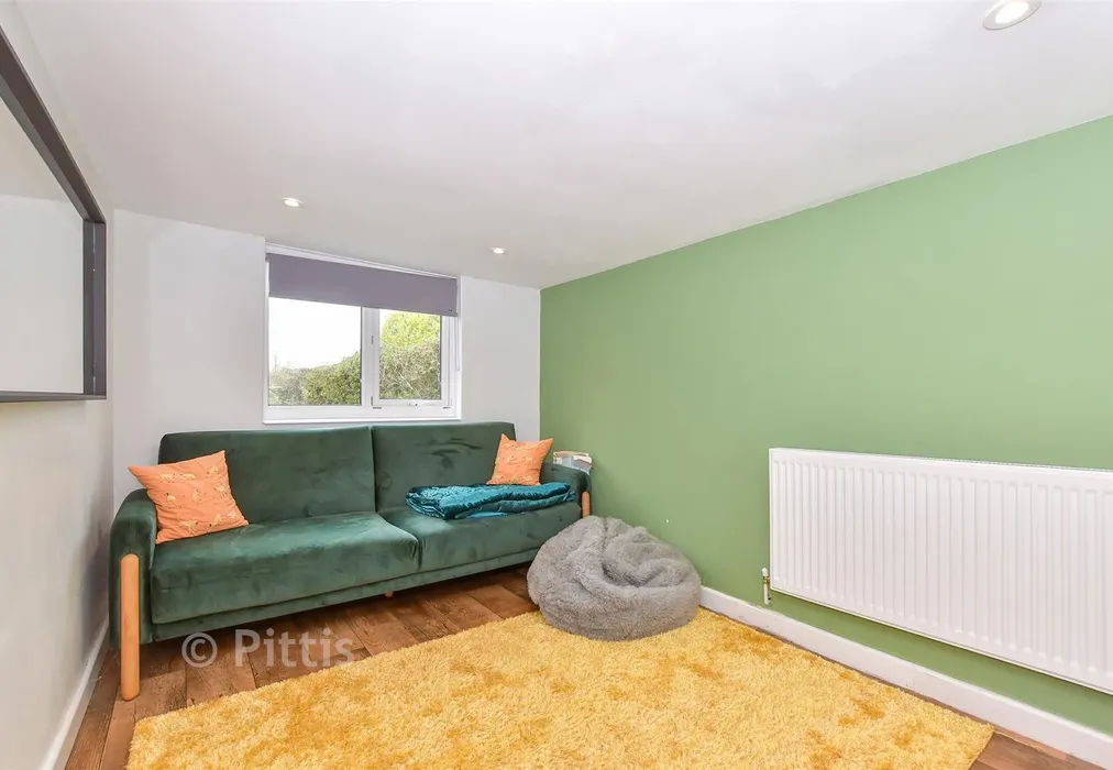 Snug - Yaverland Close, Sandown, Isle of Wight - Wards of Kent