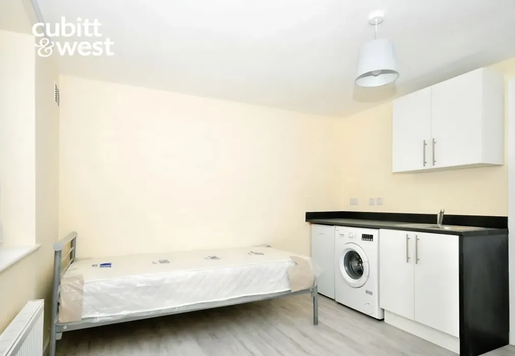 3980620e-1 - Cator Crescent, New Addington CR0 - Wards of Kent