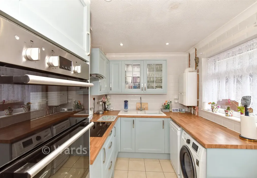 Kitchen - Barley Close, Herne Bay, Kent - Wards of Kent