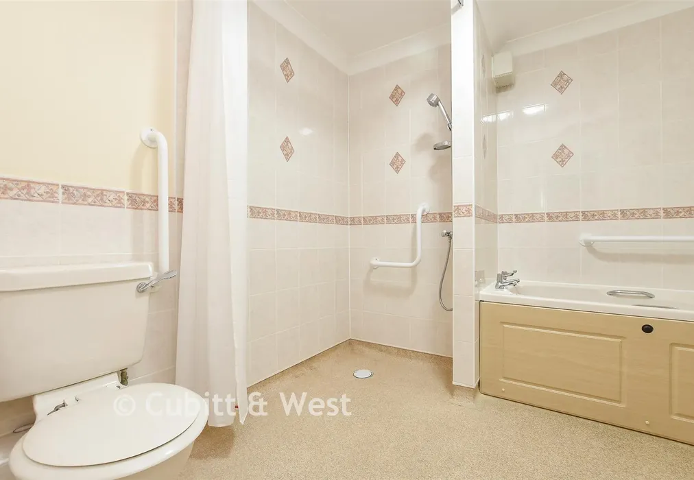 Bathroom - London Road, Redhill, Surrey - Wards of Kent