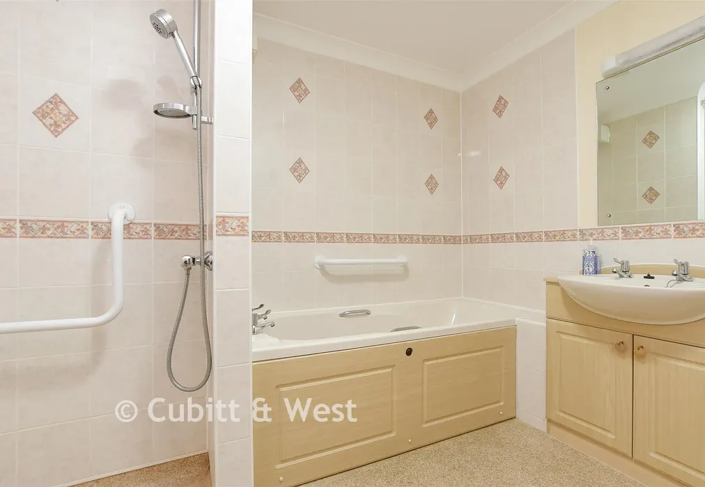 Bathroom - London Road, Redhill, Surrey - Wards of Kent